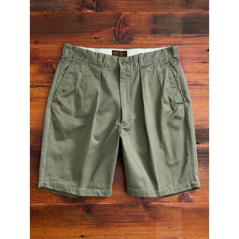 Pleated Military Chino Shorts in Olive